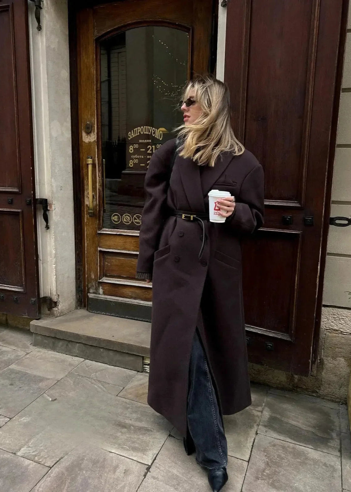 le trench-coat en laine oversize à double boutonnage